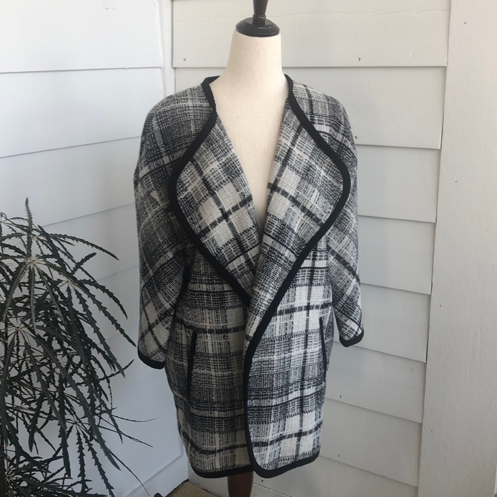 Cynthia Rowley stylish plaid jacket 3/4 sleeve black piping, pockets, great fun